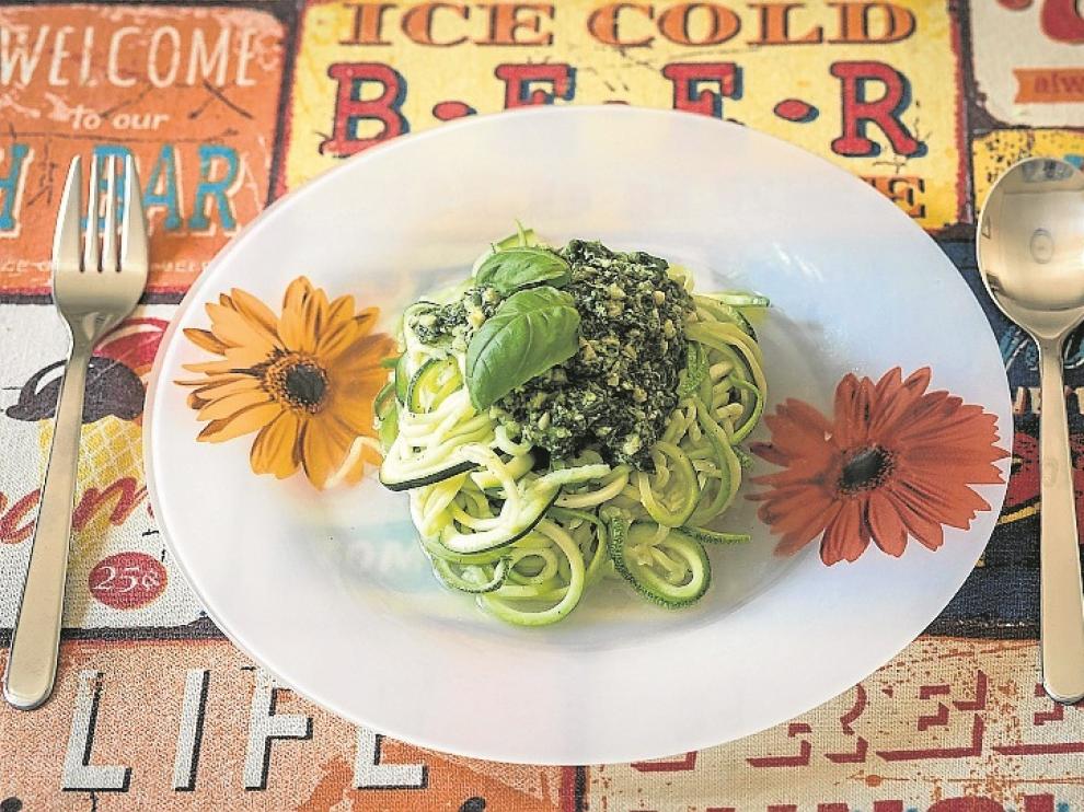 Receta de espaguetis de calabacín al pesto.