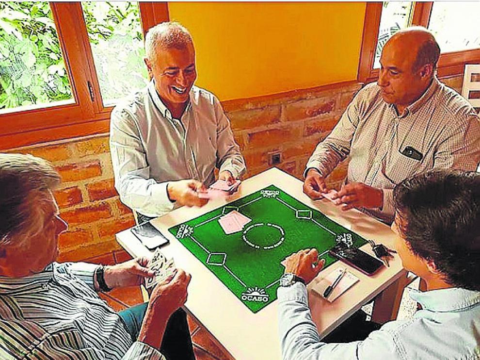 Javier Campoy jungando a las cartas en Maella.