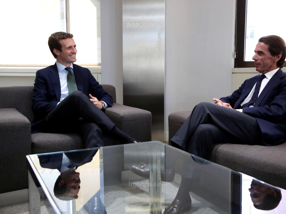Pablo Casado y José María Aznar, durante el encuentro que han mantenido este lunes.