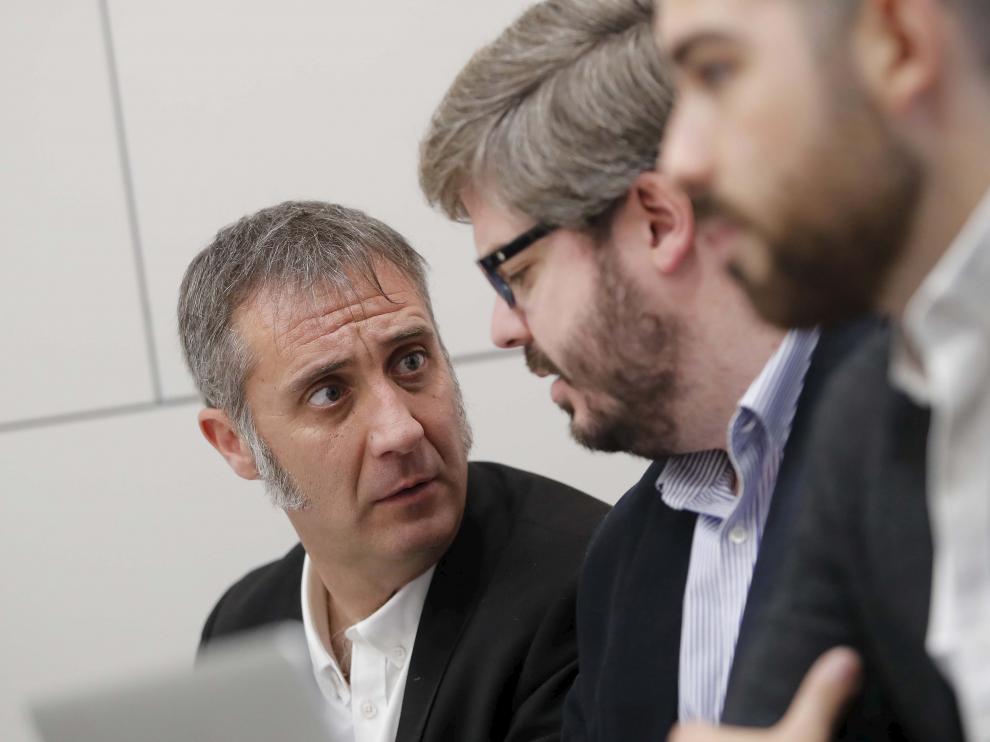 El secretario de Organización de C's-Aragón, Ramiro, junto a su homólogo nacional, Fran Hervías, y su adjunto, Oriol Burgés, en una reunión en Zaragoza.