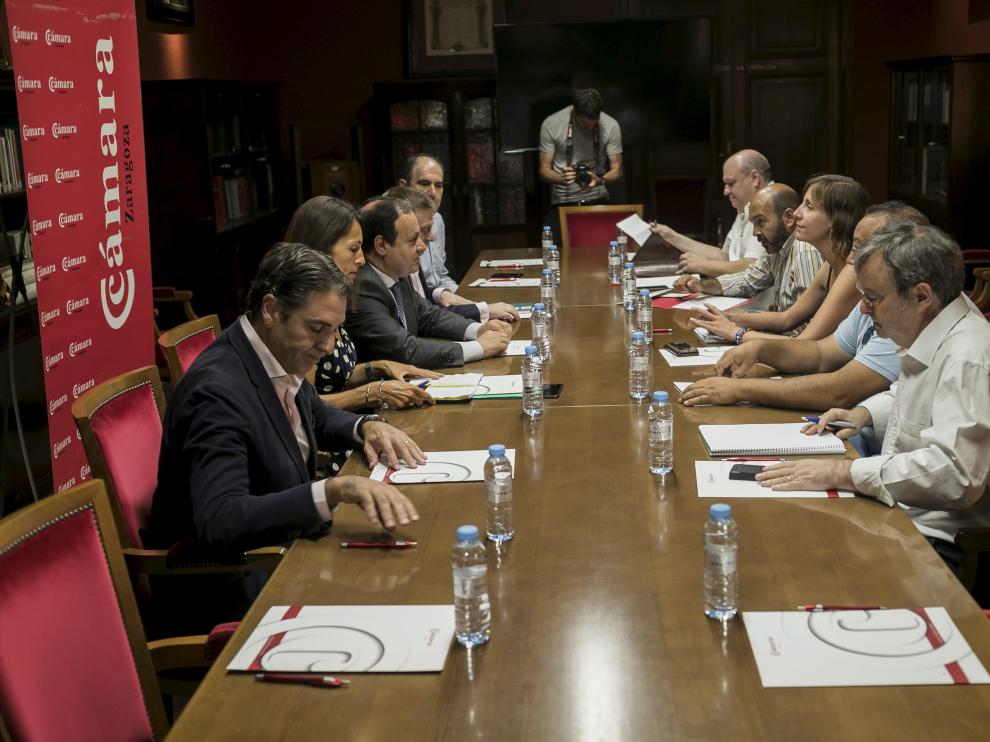 La reunión sentó alrededor de una mesa a vendedores del rastro, comerciantes y Ayuntamiento