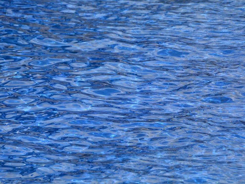 Imagen del agua de una piscina.