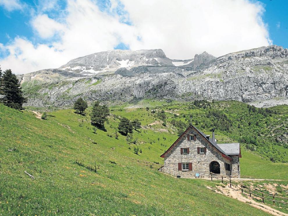 Refugio de Lizara ante el Bisaurín.