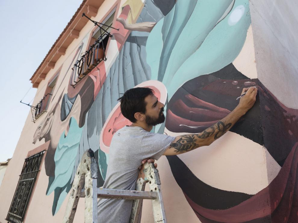 Denis Galocha, del equipo Twee Muizen, repasa un detalle de su mural, una suerte de "bodegón con animales".