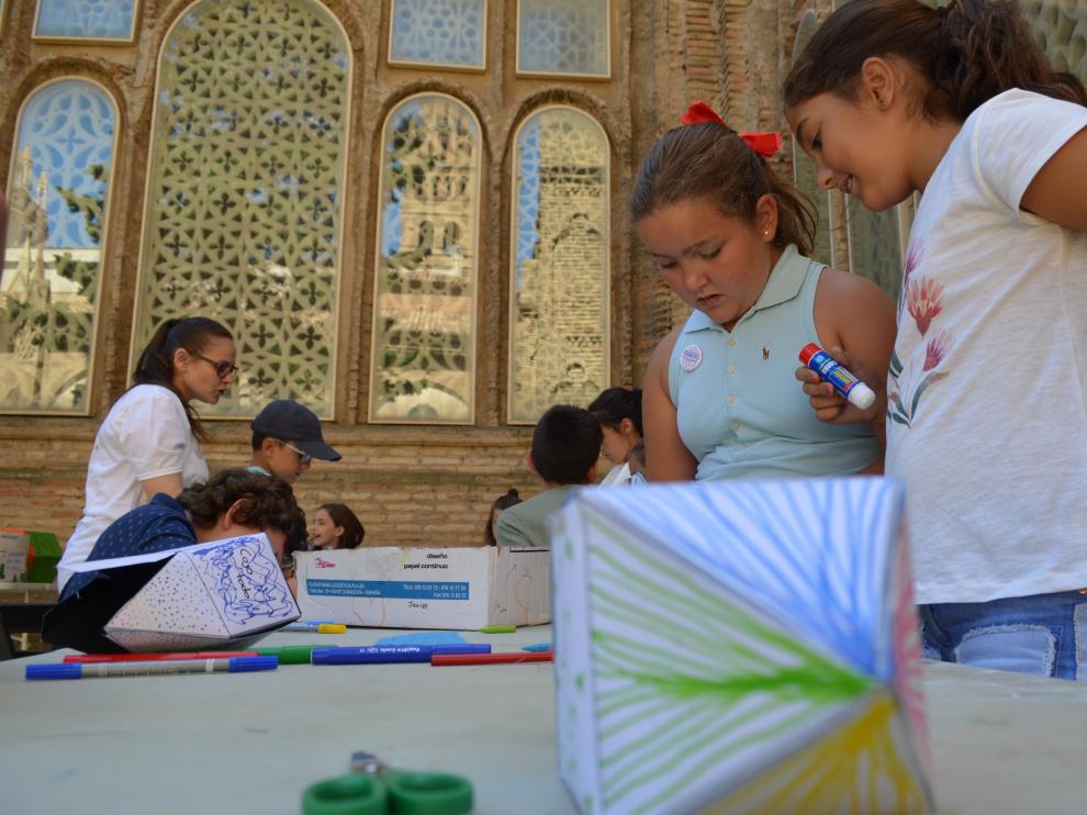 Los niños pasan las mañanas en el claustro mudéjar de Santa María de la Huerta.
