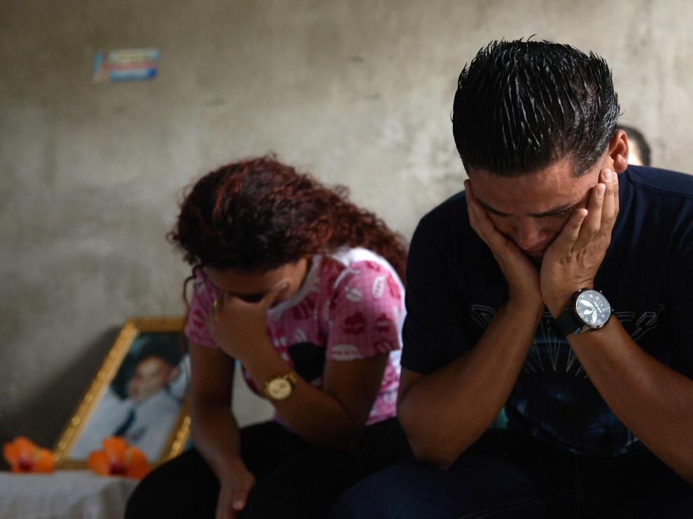 Una pareja de nicaragüenses durante el funeral de un joven fallecido en las protestas.