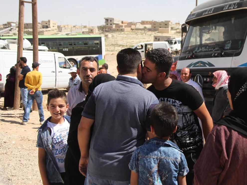 Varios sirios llegan desde los campos de refugiados del pueblo de Arsal, al este del Líbano (Siria).