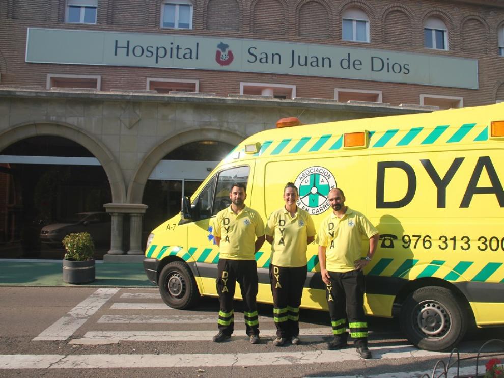 Voluntarios de DYA en la puerta del hospital de San Juan de Dios.