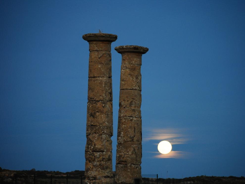La luna se asoma por el horizonte en el yacimiento de Los Bañales.