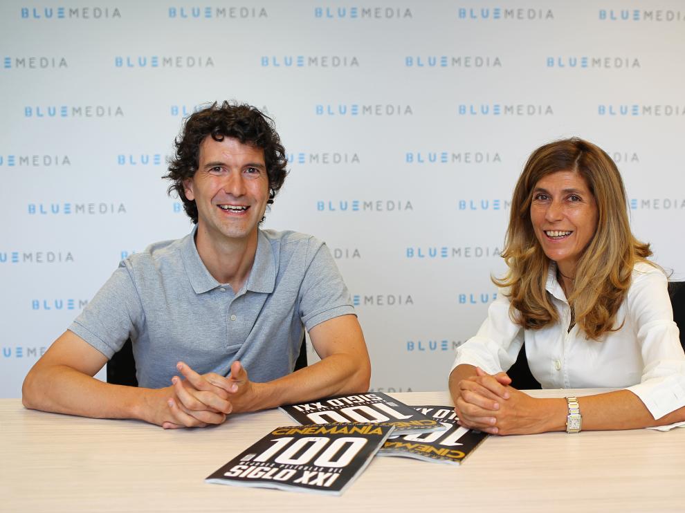 Carlos Marañón, director de Cinemanía, y Hortensia Fuentes, directora general de Bluemedia, con la portada del último número de la revista.