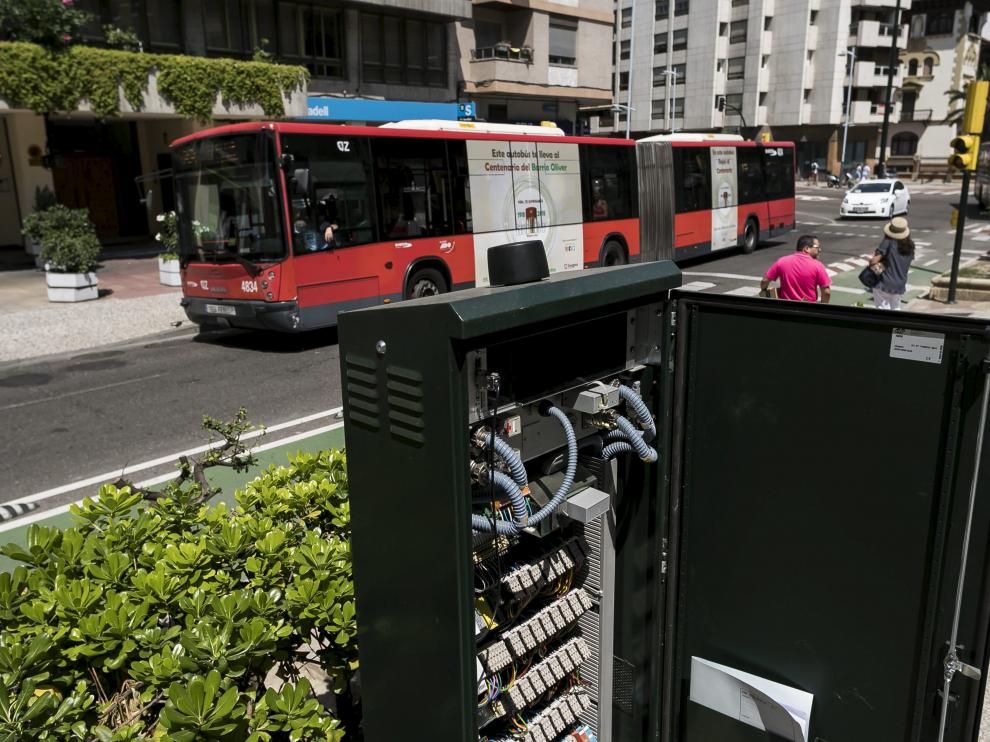El regulador de los ciclos semafóricos, con una antena negra, que se comunica con los buses.