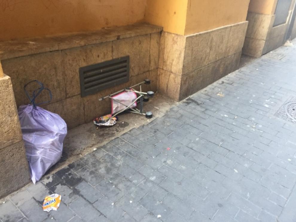 Suciedad en la calle Miguel de Ara, en San Pablo