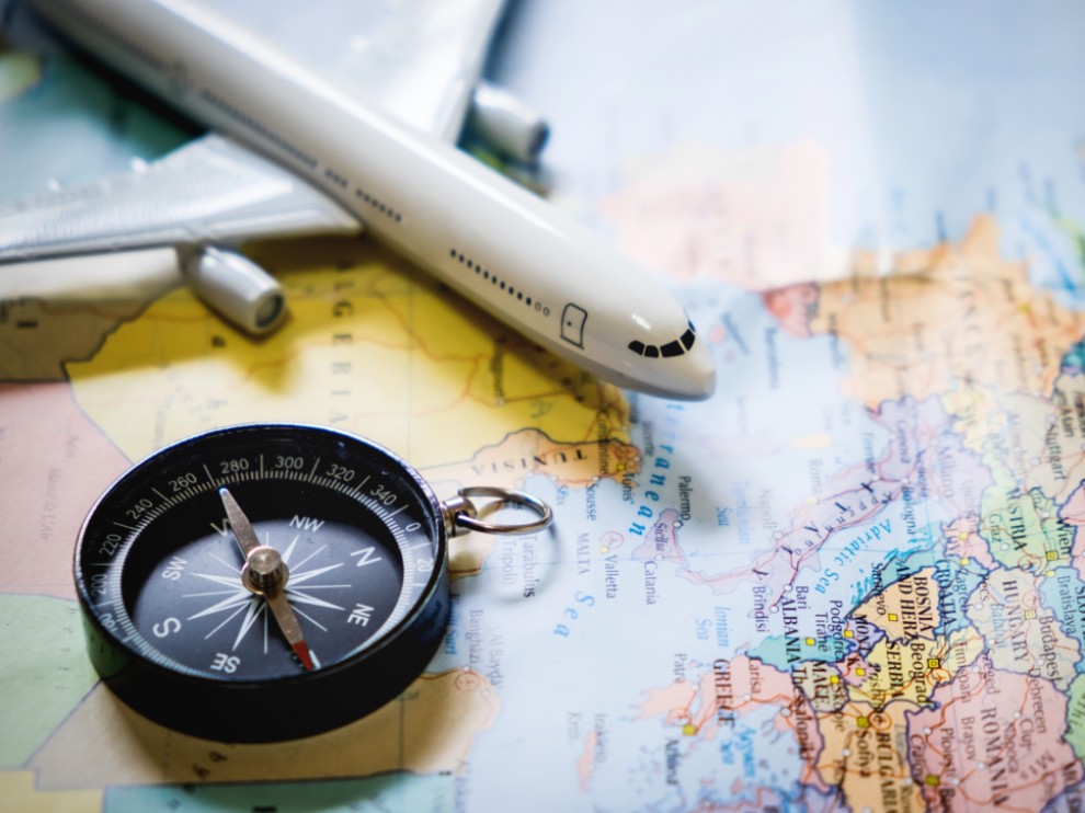 Listos para viajar con un mapa del mundo y con una brújula