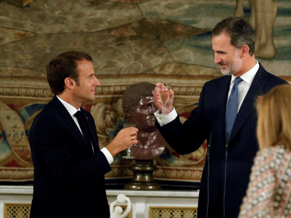 El Rey y el presidente Macron brindan en la cena