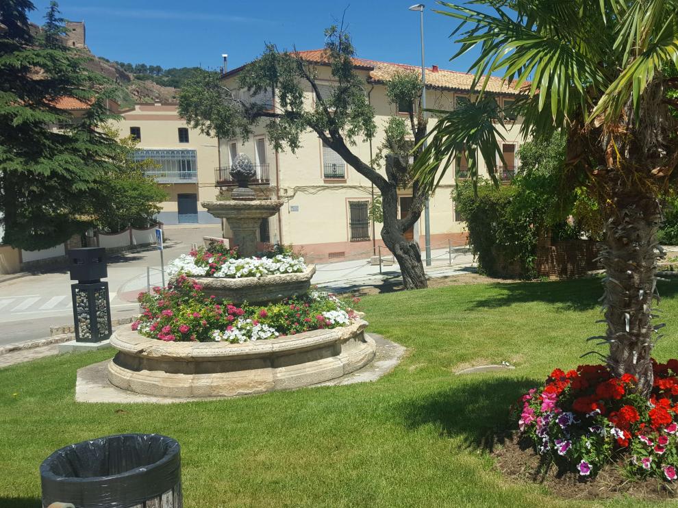 Un precioso rincón del municipio zaragozano de Daroca, donde destacan sus flores y el conjunto ornamental.