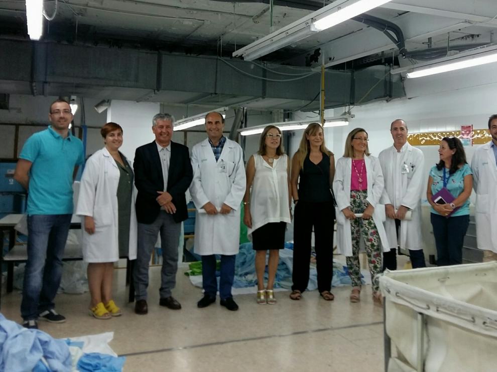 La consejera, con el equipo del Clinico y del IACS, en las instalaciones de la lavandería actual.