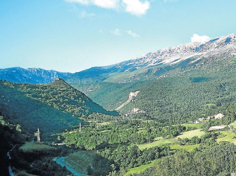 Paisaje del Alto Ésera, el santuario de Guayente y Sahún, al fondo.