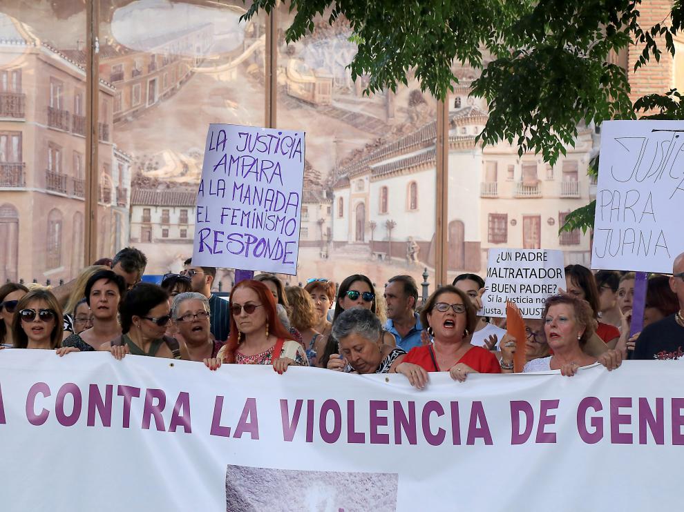 Concentración en el pueblo de Juana Rivas, Macarena, para protestar contra la condena que le han impuesto.