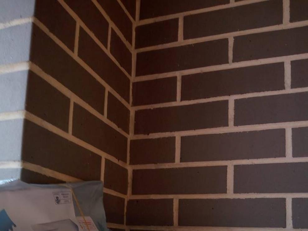 Los residentes de una comunidad de Arcosur se encontraron con la correspondencia fuera de los buzones.
