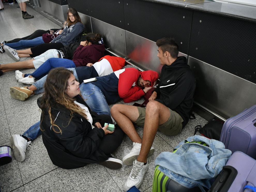 Miles de pasajeros, entre ellos numerosos españoles, esperan en el aeropuerto al este de Londres a recibir información