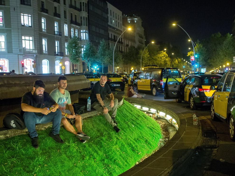 Los taxistas han pasado la noche en la Gran Vía dentro de sus vehículos, aunque algunos de ellos han plantado tiendas de acampada.
