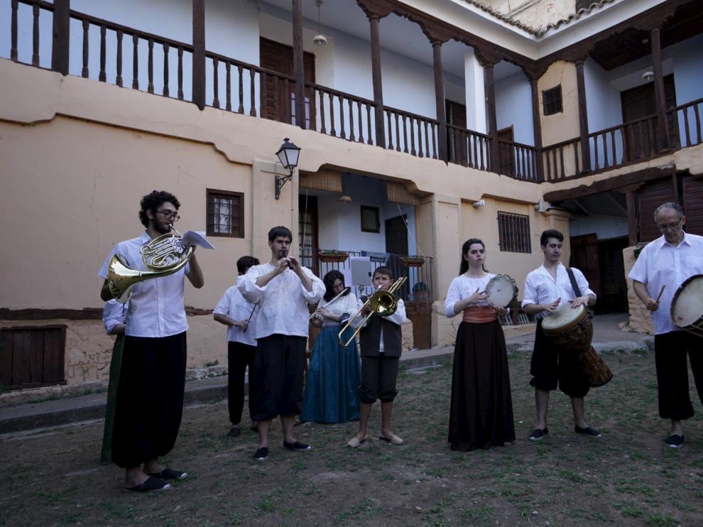 Musica tradicional por las calles de Gea de Albarracín para animar la fiesta.
