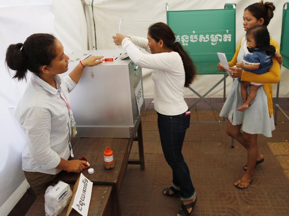 Camboyanas votando en uno de los colegios electorales