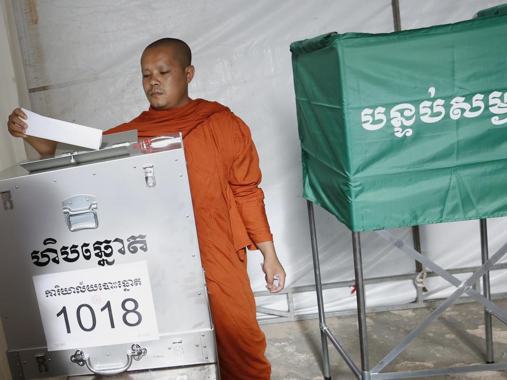 Un monje budista votando en Camboya