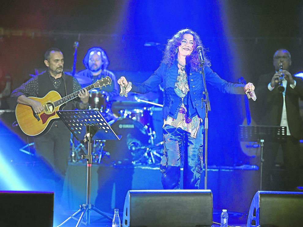Carmen París acompañó anoche a Chicotén en el homenaje que se les rindió en Lanuza.