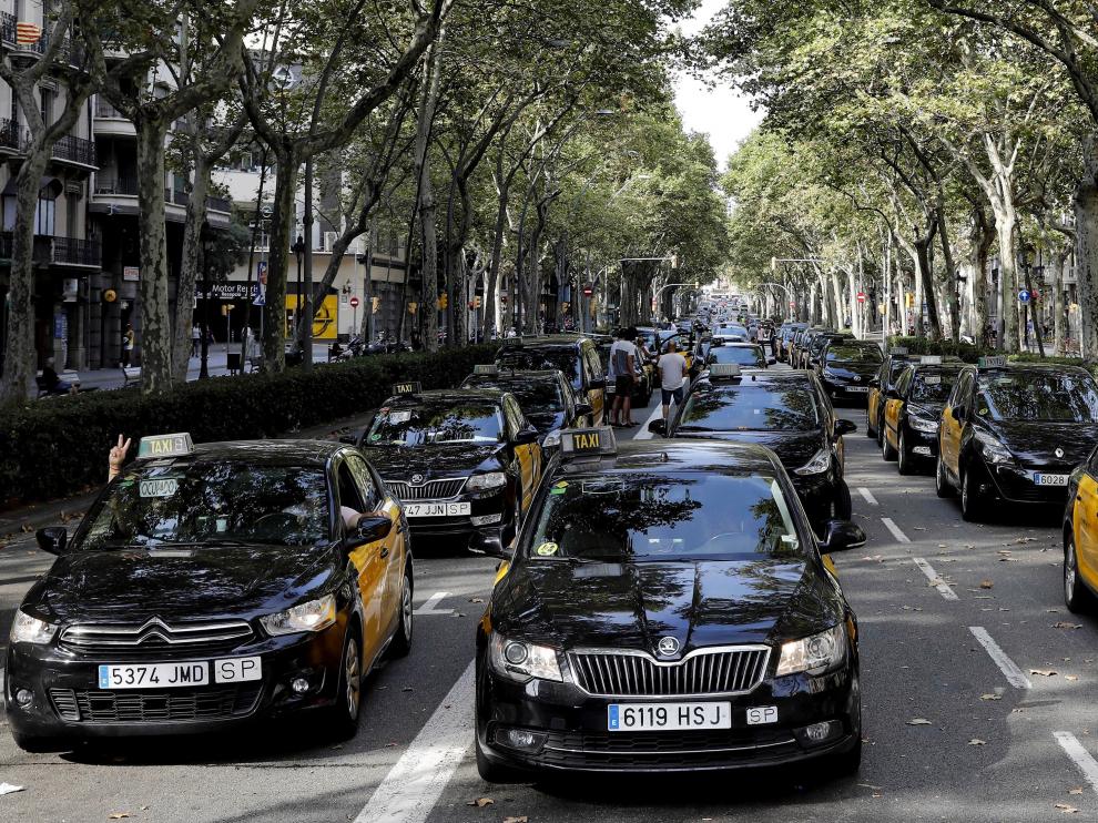 Los taxistas que protestan contra la concesión de licencias VTC volvieron a cortar el tráfico este sábado en la Gran Vía de Barcelona.