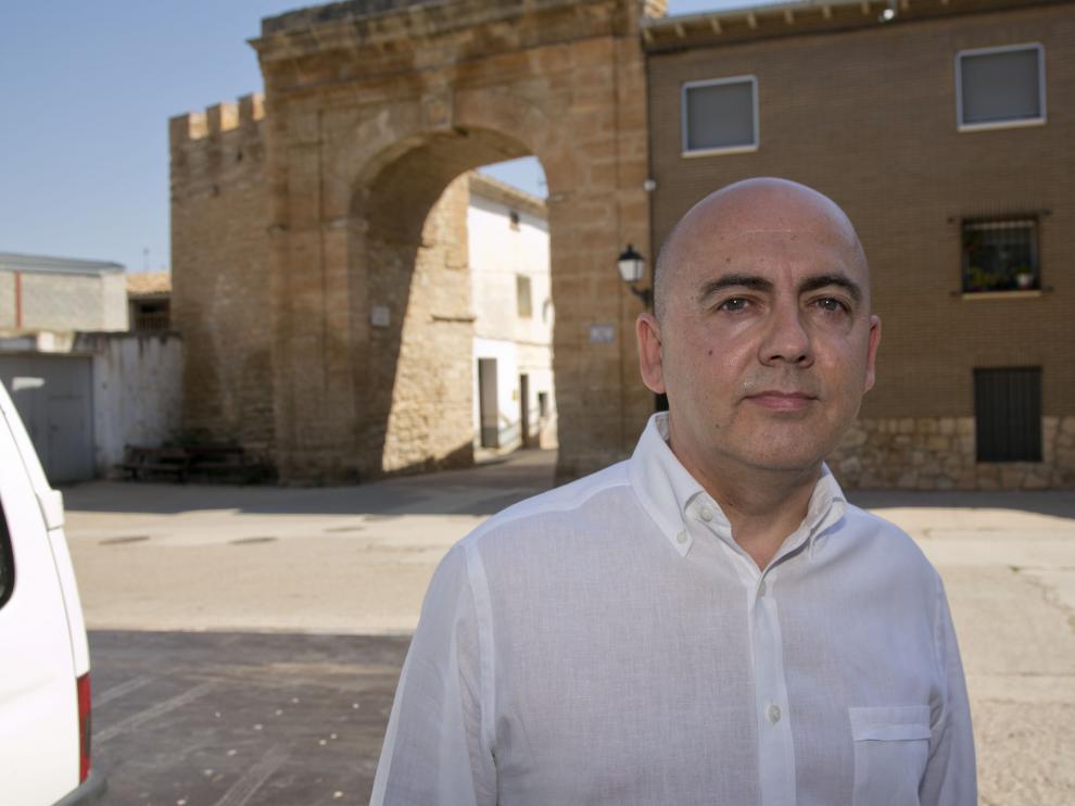 El alcalde de Longares, Miguel Jaime, con la Puerta de Valencia al fondo.
