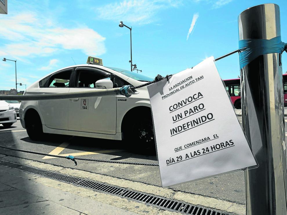 Cartel en una de las paradas de taxis de la estación de Delicias anunciando la huelga.