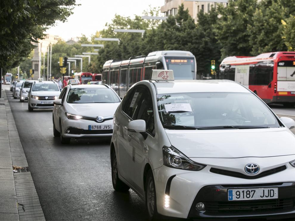 Taxistas en el centro de Zaragoza.