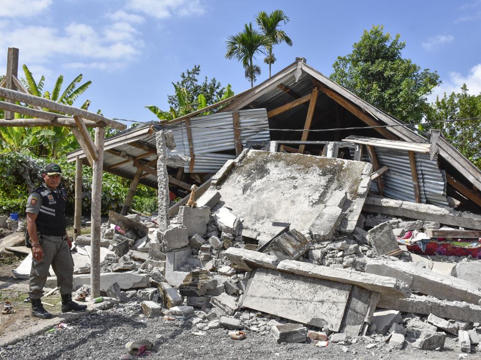 Cientos de construcciones de la la isla indonesia de Lombok se vinieron abajo tras el terremoto.
