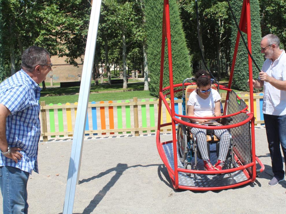 El parque de la Azucarera de Monzón incorpora un columpio adaptado
