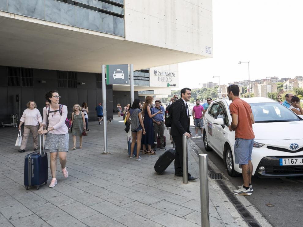 Los taxistas que ayer se acercaron a la estación Delicias explicaron a los clientes por qué no daban servicio