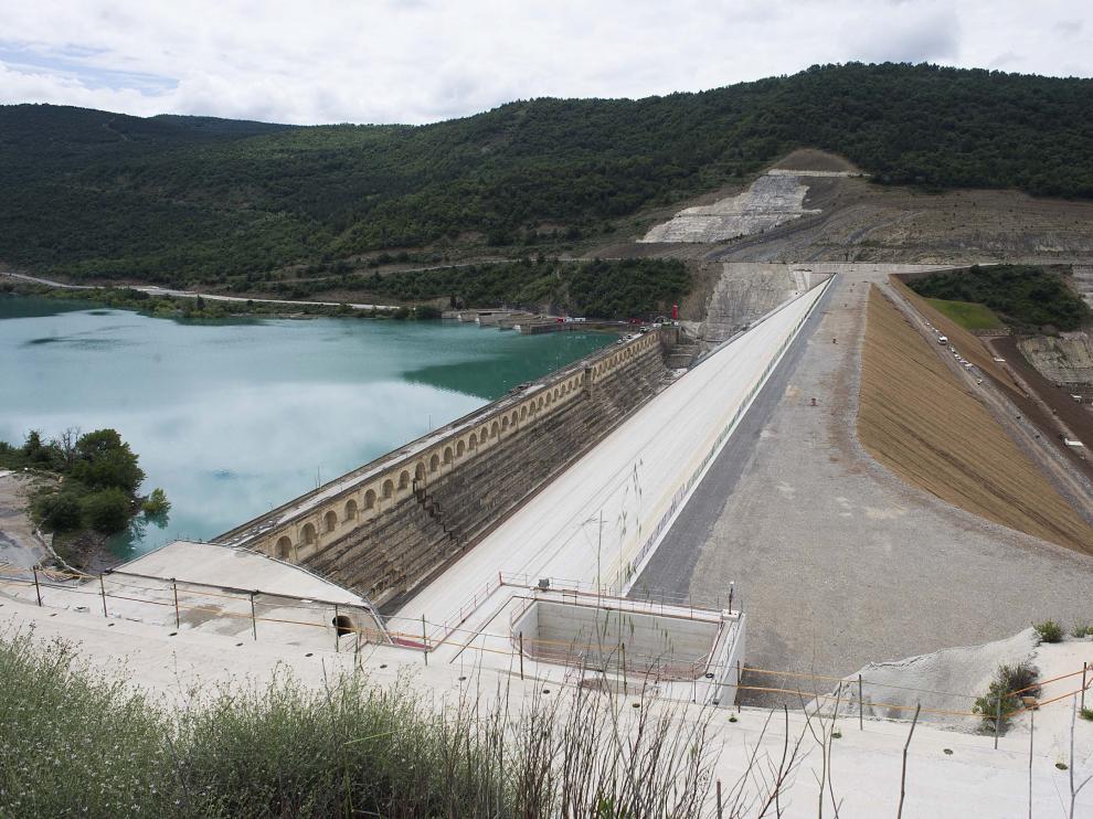 La nueva presa de Yesa ha llegado a su coronación 18 años después de contratarse las obras.
