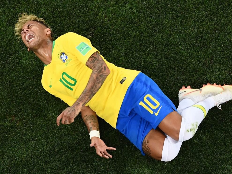 Neymar se duele de una falta en el Mundial de Rusia