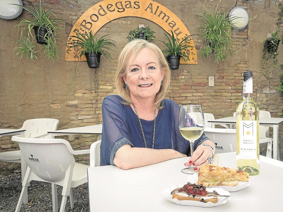 María Jesús Lorente, presidenta de la Asociación Aragonesa de Mujeres Empresrias (Arame), toma unas tapas en Bodegas Almau.