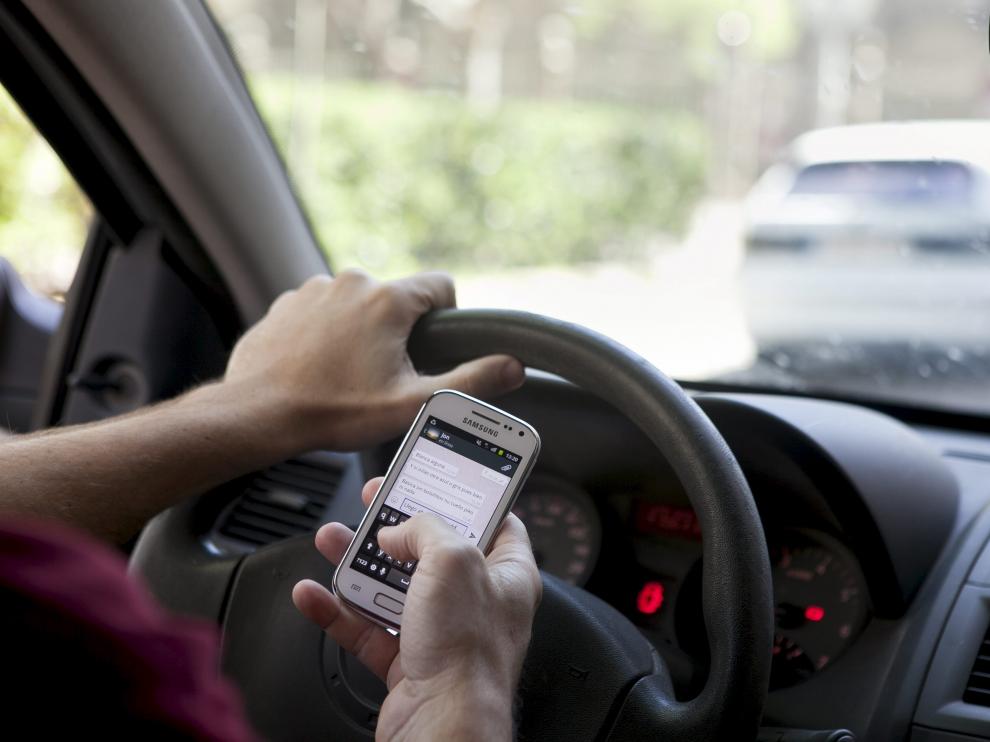 Las distracciones provocadas por el uso inadecuado del móvil son la primera causa de los accidentes mortales.