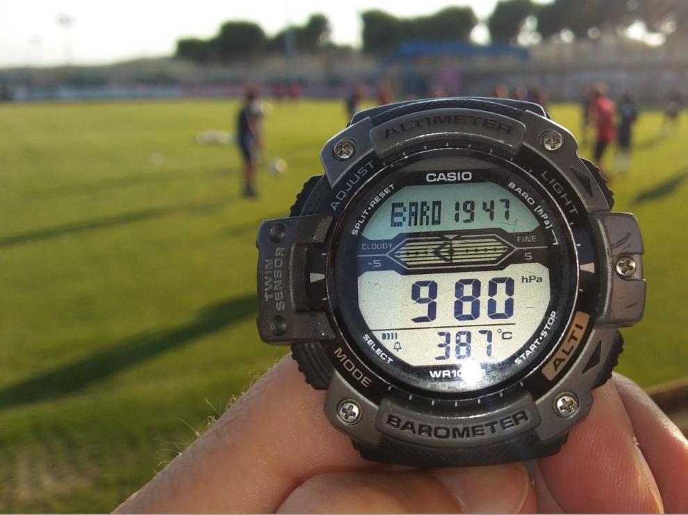 Termómetro reloj en el que se ven los 38,7 grados de temperatura que había en la Ciudad Deportiva pocos minutos antes de las 20.00 (a las 19.47), en pleno entrenamiento del Real Zaragoza.