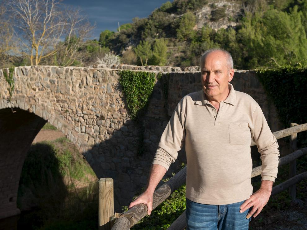 Víctor Tomás, presidente de la Asociación Cabezo Alto, junto al puente de piedra medieval de Formiche Alto