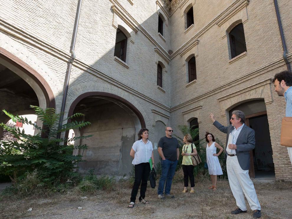 La consejera de Derechos Sociales, Luisa Broto y el director del Servicio de Arquitectura Ricardo Usón esta mañana en el albergue.