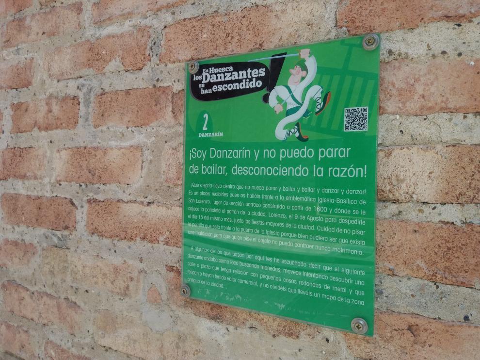 Detalles de una de las placas que informan sobre el paradero de un danzante.