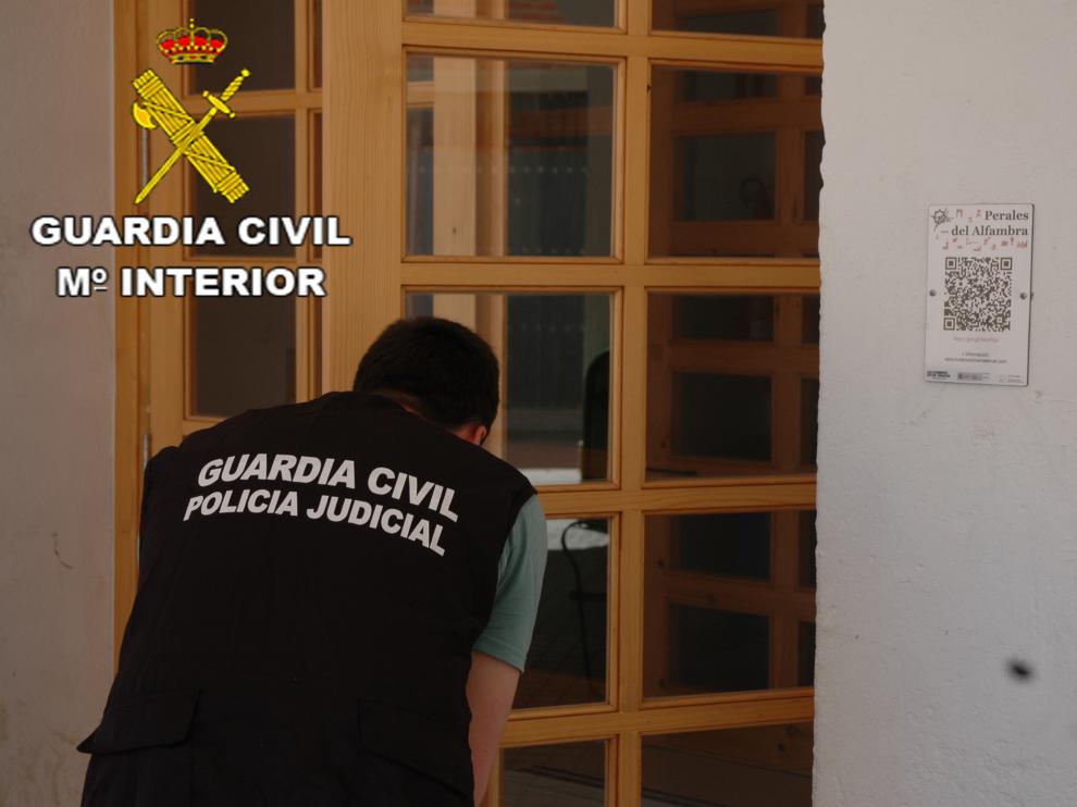 Un agente de la Guardia Civil investigando un robo en Perales del Alfambra.