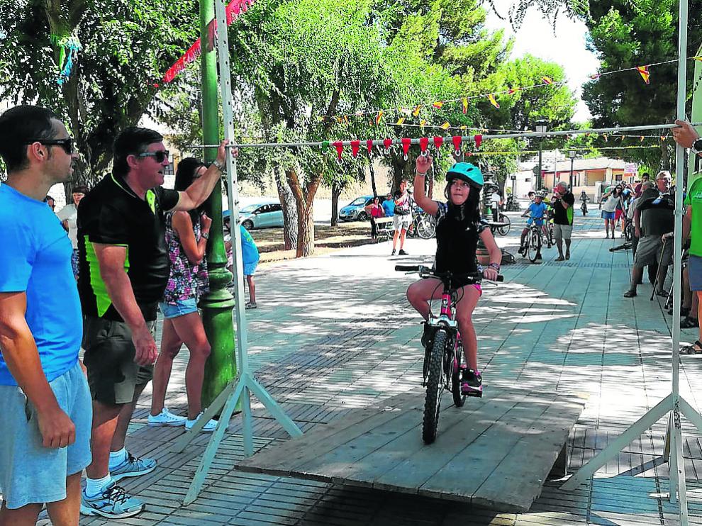 Los participantes en la carrera de cintas se dieron cita en el paseo de Santa Cruz.