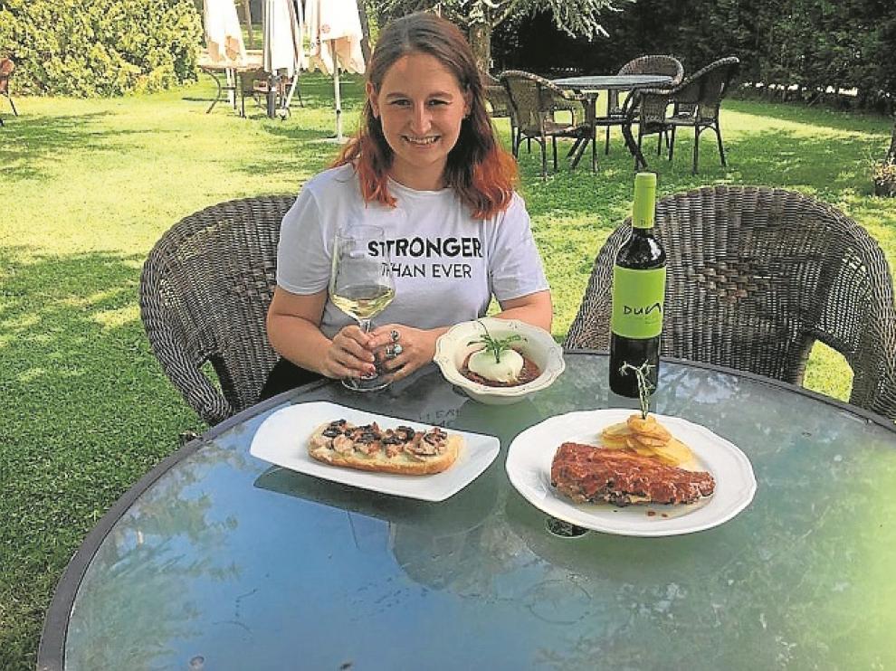 Paula Arto, con el costillar de cerdo Jack Daniel's.