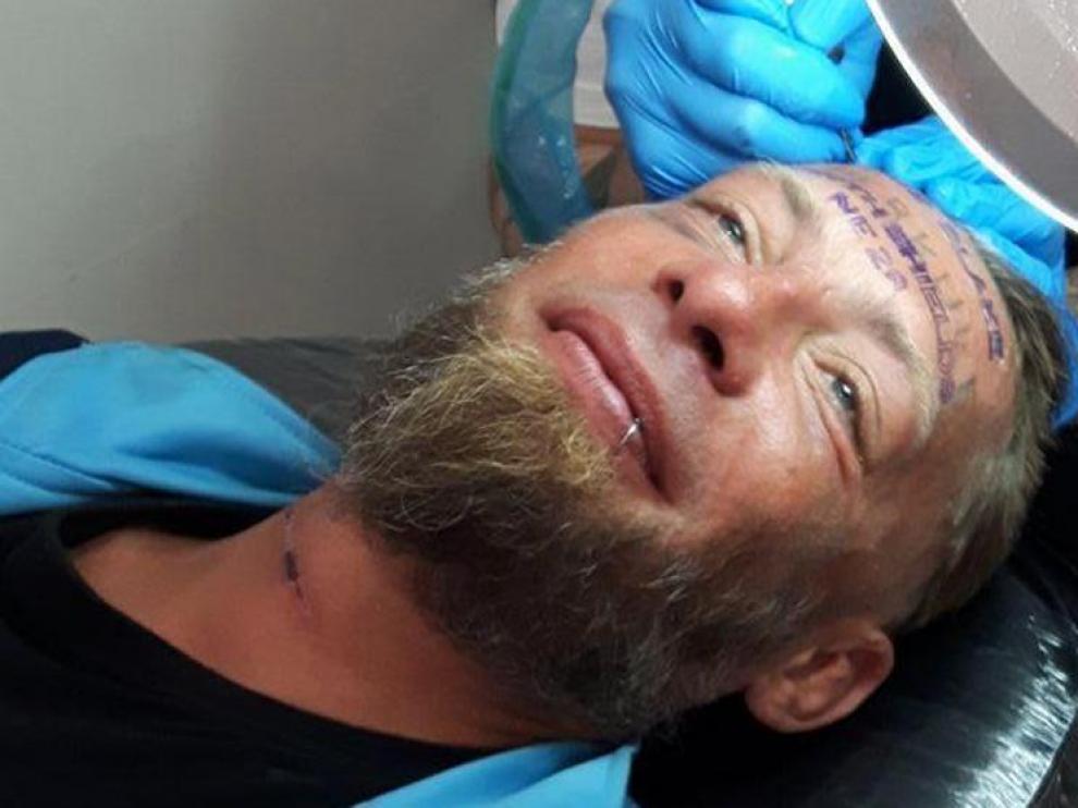 Imagen del momento compartida por el estudio de tatuajes.