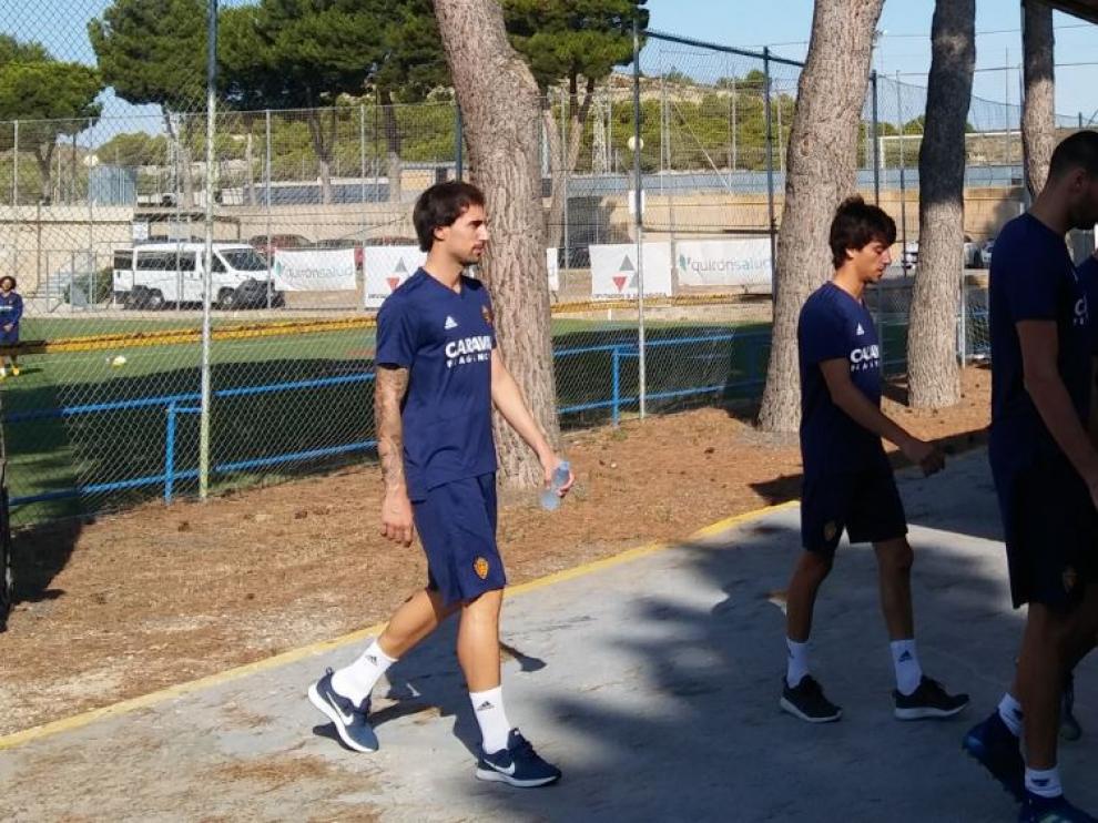 Eguaras, en la mañana de este miércoles, entra en la sala de vídeo con el resto del equipo, que por la tarde viaja a Tafalla para jugar contra la Real Sociedad.