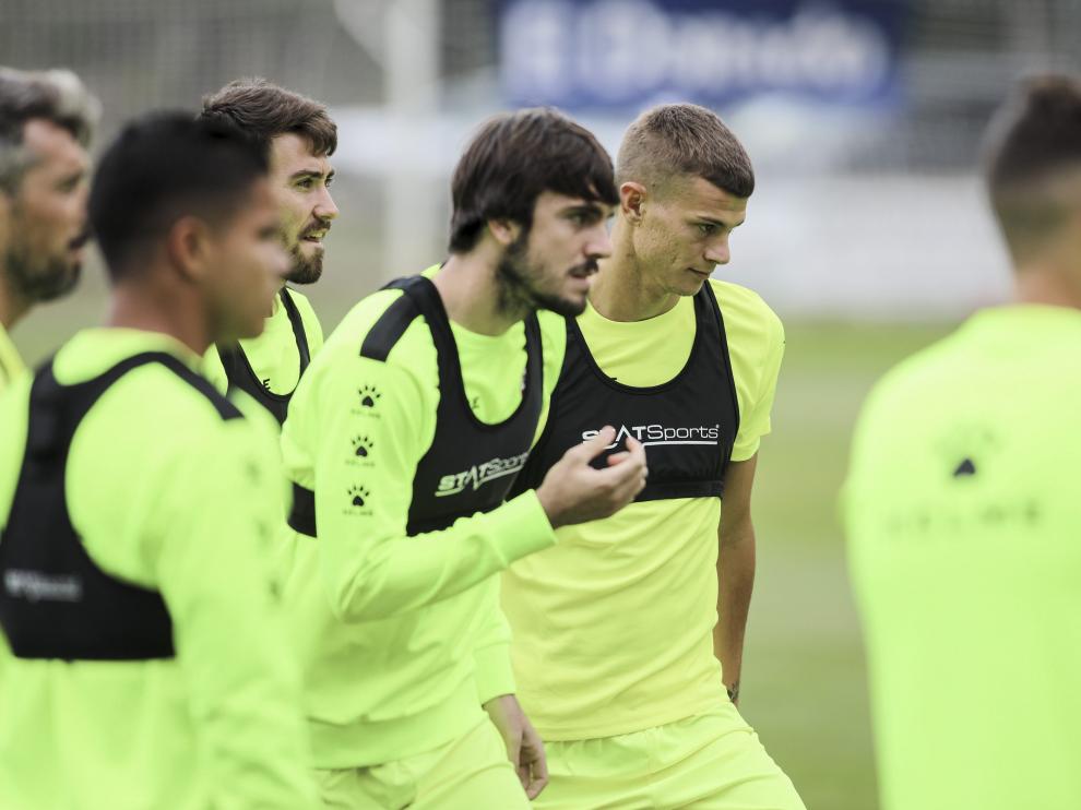 Eugeni Valderrama, en el centro de la imagen gesticulando con su mano derecha, durante un entrenamiento en la concentración de Benasque.